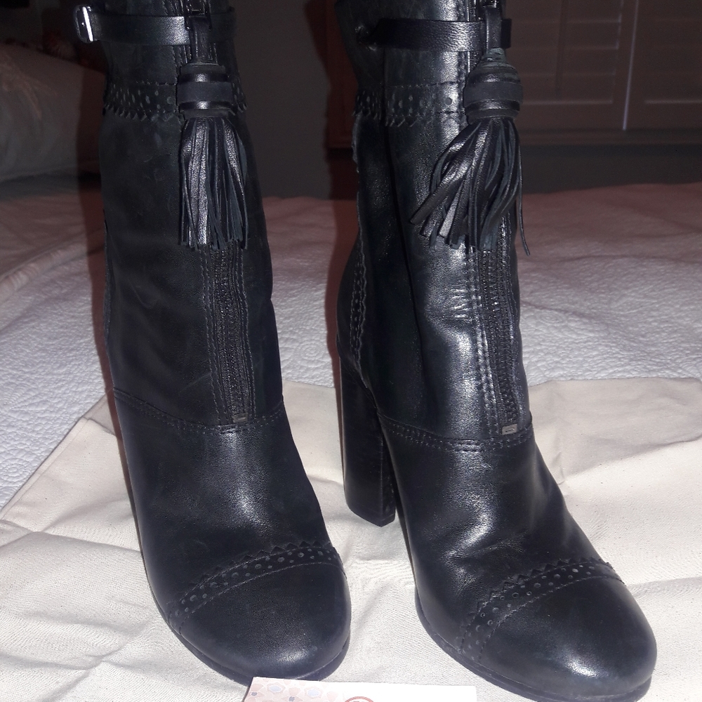 Tory Burch Huxley Bootie sz 7